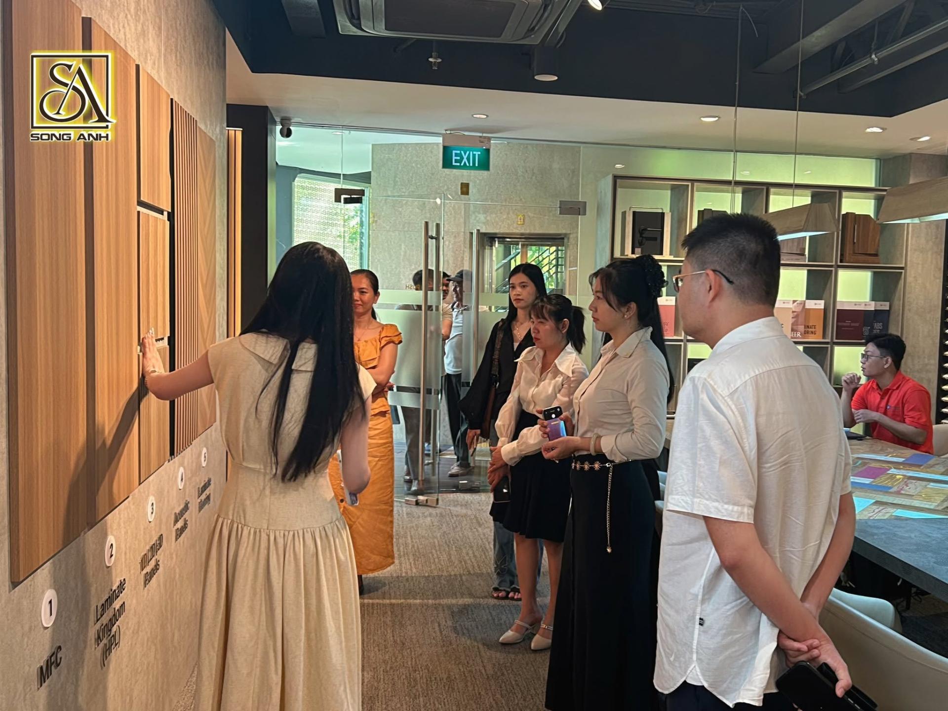 Đội ngũ Song Anh tham quan showroom An Cường để lựa chọn vật liệu nội thất.