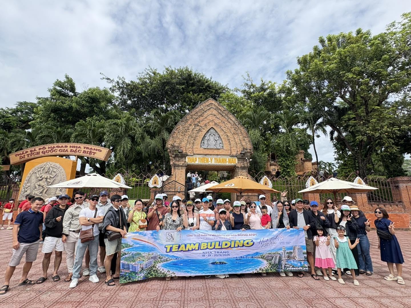 Đội ngũ Song Anh tham quan Tháp Bà Ponagar tại Nha Trang