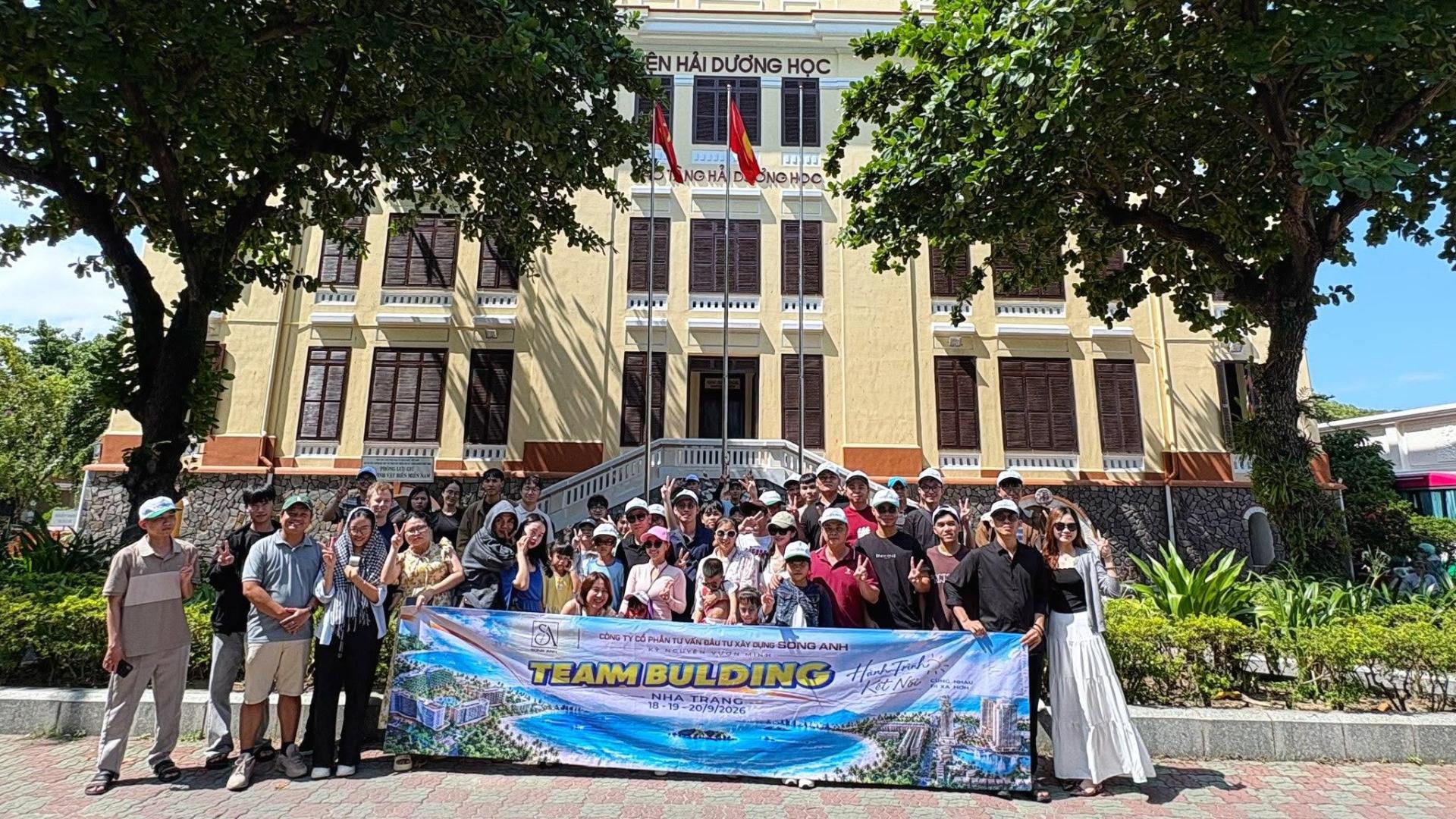 Thành viên Song Anh tham quan Viện Hải dương học Nha Trang