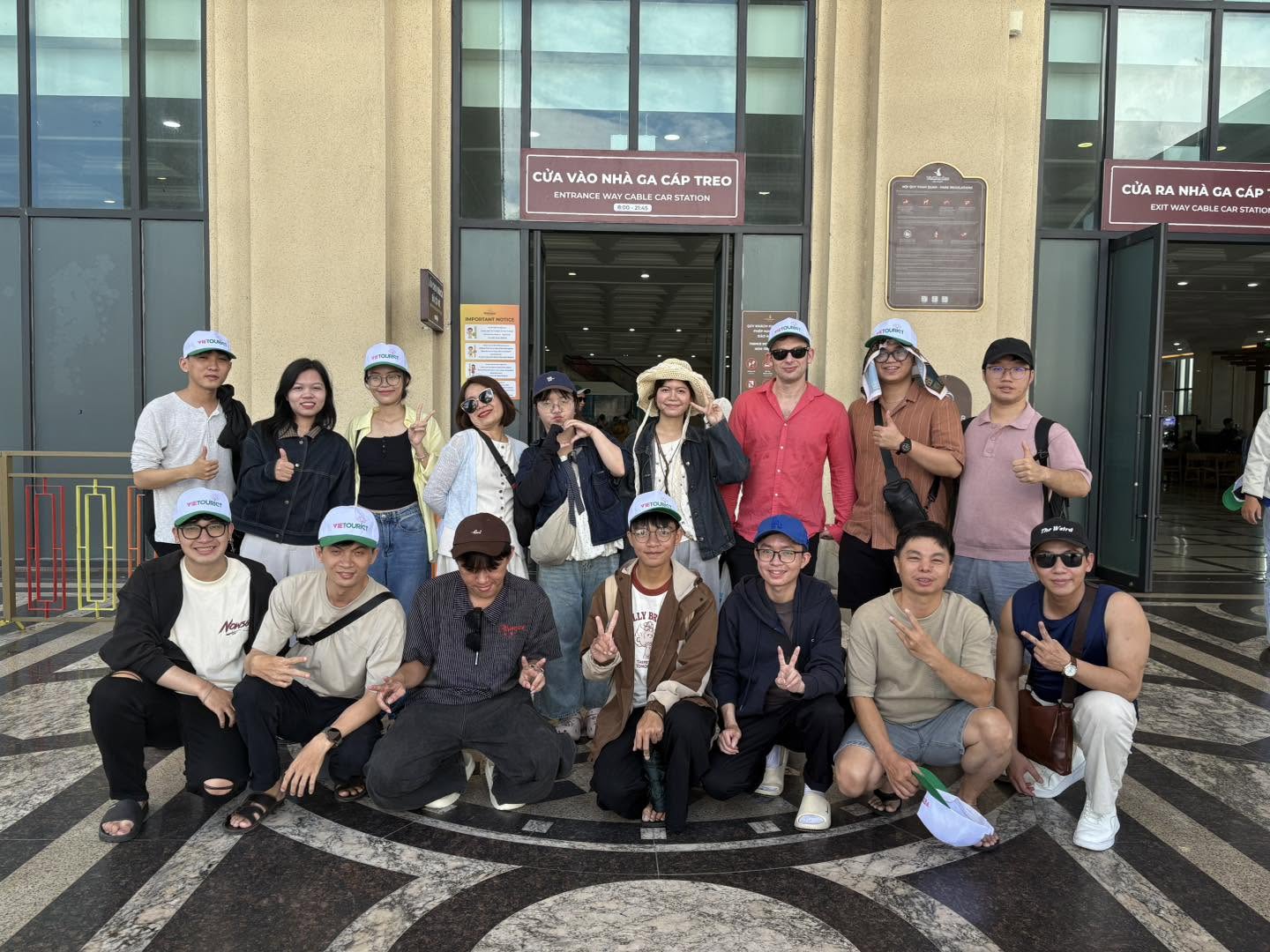 Đội ngũ Song Anh vui chơi tại VinWonders Nha Trang trên đảo Hòn Tre