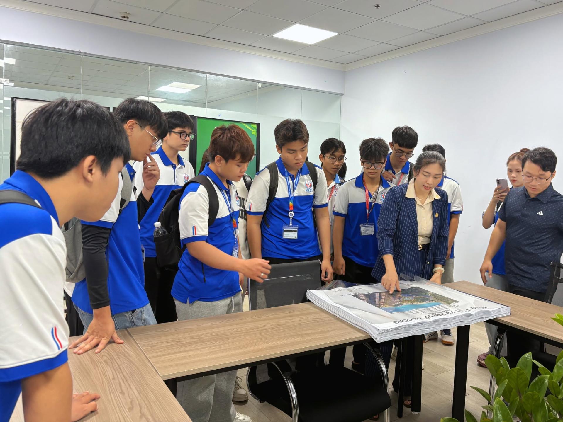 Đại diện Song Anh chia sẻ về tổng thầu tư vấn thiết kế với sinh viên UTE