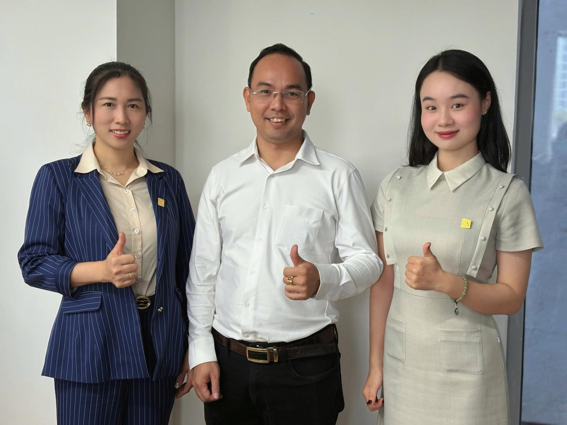 Khoảnh khắc trao hoa tại buổi Song Anh chào đón đoàn sinh viên UTE